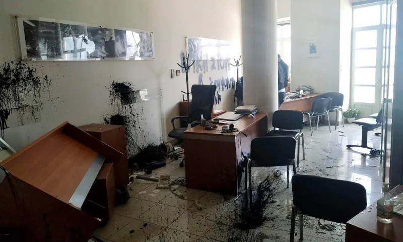 Αυγενάκης: «Γυαλιά-καρφιά» το γραφείο του από αναρχικούς! - «Κατευθυνόμενη ενέργεια», δήλωσε
