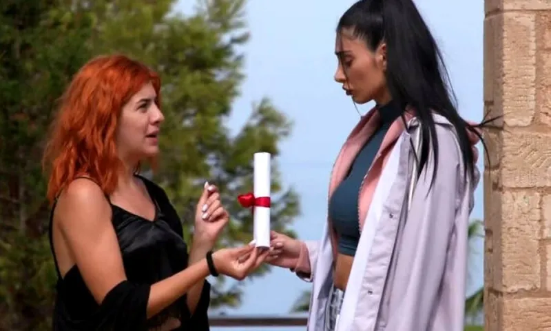 The Bachelor: Νικόλ και Σία κάνουν... «χαμό» στην Αθήνα με Fimi και Lamborgini (vid)