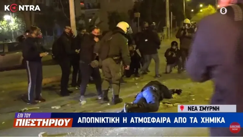 Νέα Σμύρνη: Χτυπημένος ο αστυνομικός, πεσμένος στο δρόμο κατά τη διάρκεια των επεισοδίων (pics) - Σοκαριστικό το βίντεο της επίθεσης!