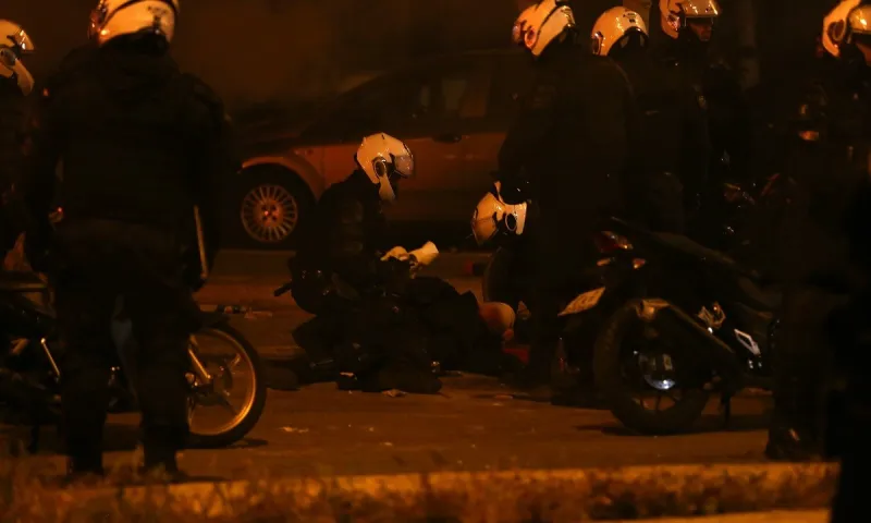 Νέα Σμύρνη - Επεισόδια: Τέσσερις συνολικά οι τραυματίες αστυνομικοί