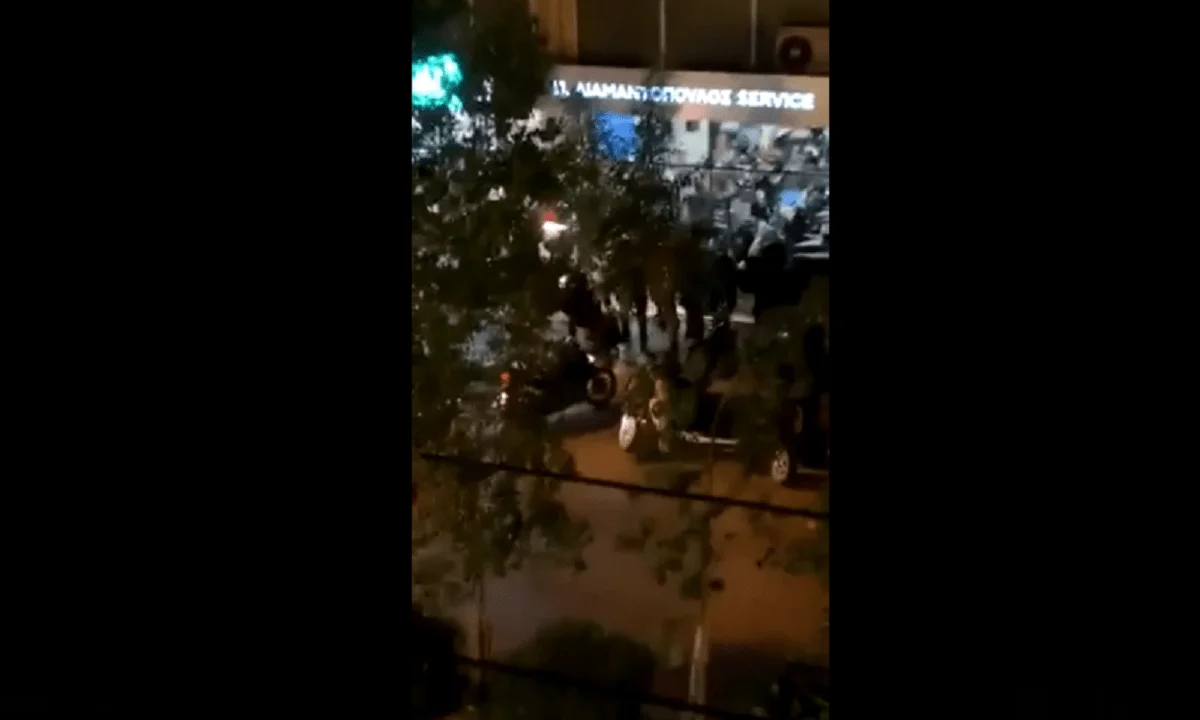 Νέα Σμύρνη - Επεισόδια: Σοκαριστική επίθεση ομάδας αστυνομικών σε ακινητοποιημένο πολίτη (vid)
