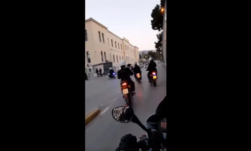 Επεισόδια Νέα Σμύρνη: Συγκινητική στήριξη στον αστυνομικό που ξυλοκοπήθηκε - Πήγαν κάτω από το 401 ΓΣΝΑ (vid)