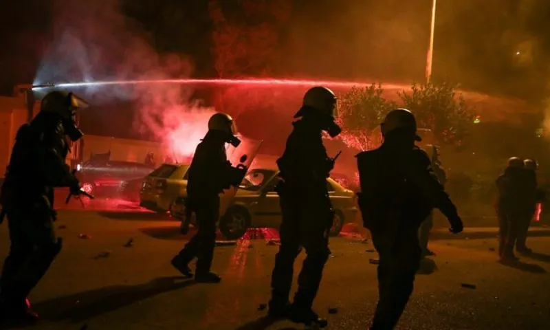 Κοσμήτορας Νομικής ΑΠΘ: «Δίνουν όπλα και δικαίωμα βίας σε άτομα χωρίς παιδεία!»