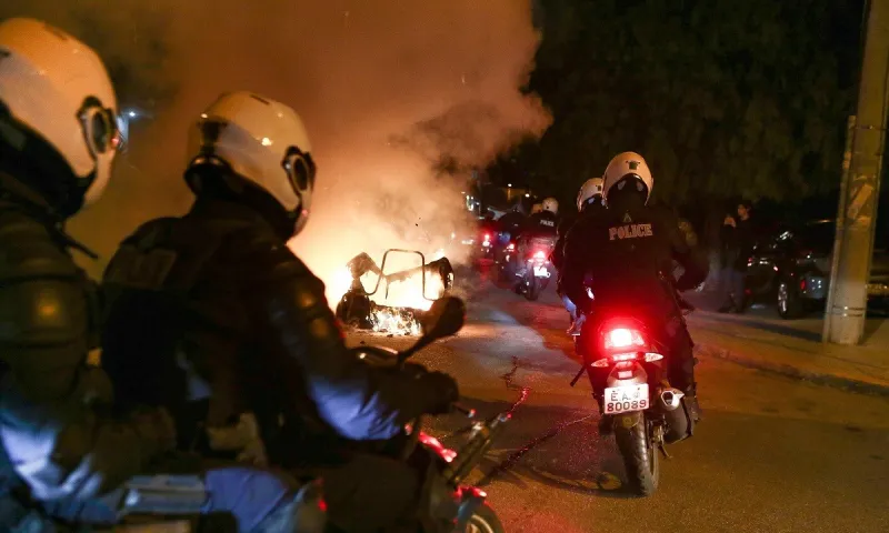 Νέα Σμύρνη: Ελεύθεροι υπό την επίβλεψη κοινωνικού λειτουργού οι ανήλικοι συλληφθέντες - Τι υποστήριξαν