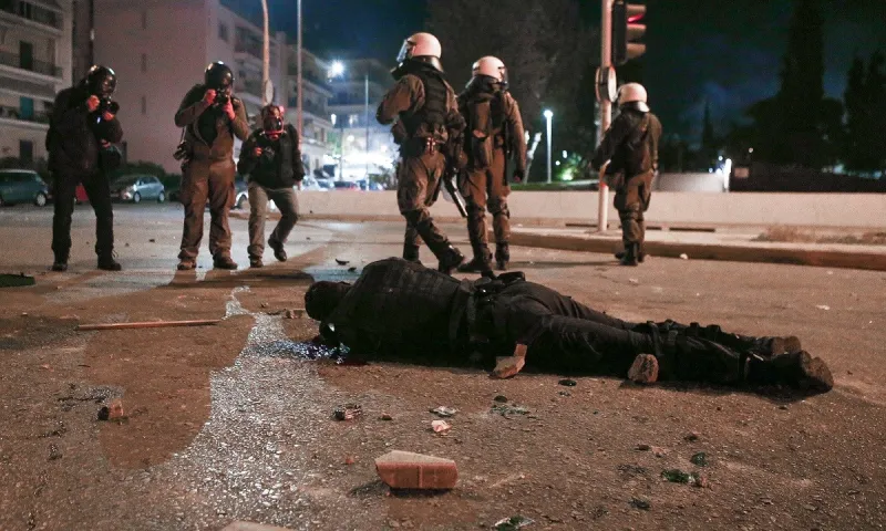 Νέα Σμύρνη επεισόδια: Ντοκουμέντα-σοκ για την επίθεση στον αστυνομικό: «Εντάξει τον σκοτώσαμε, πάμε να φύγουμε»