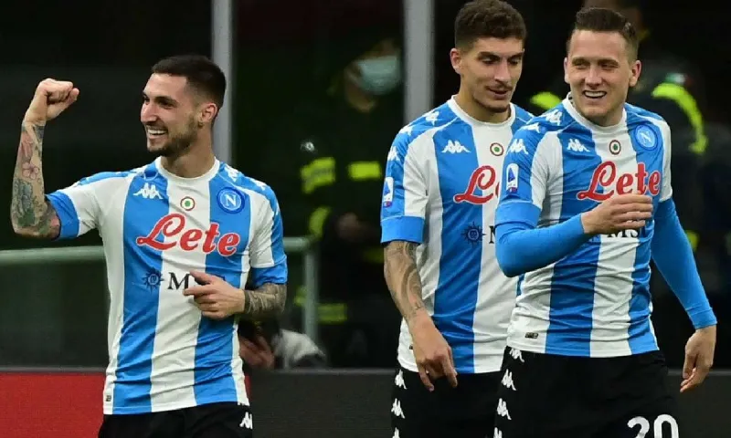 Μίλαν - Νάπολι 0-1: Η μία βλέπει «αστέρια», η άλλη ψάχνει «θαύμα» (vid)