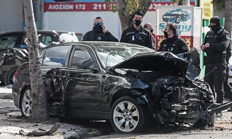 Τροχαίο Λιοσίων: Παραλίγο τραγωδία - Κλεμμένο ΙΧ έπεσε πάνω σε πεζούς! Τέσσερις τραυματίες