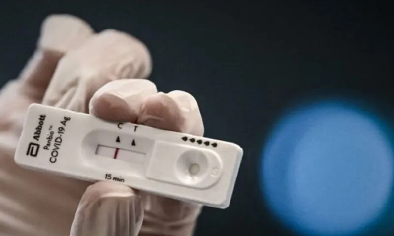 Rapid tests: Πως το κάνουμε μόνοι στο σπίτι και πως βγαίνει το αποτέλεσμα (vid)