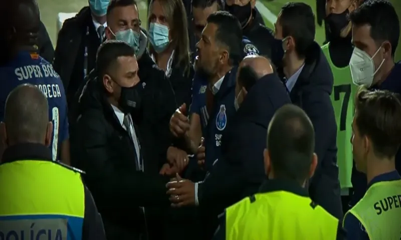 Κονσεϊσάο: Έπεσε ξύλο με τον αντίπαλο προπονητή! (vid)