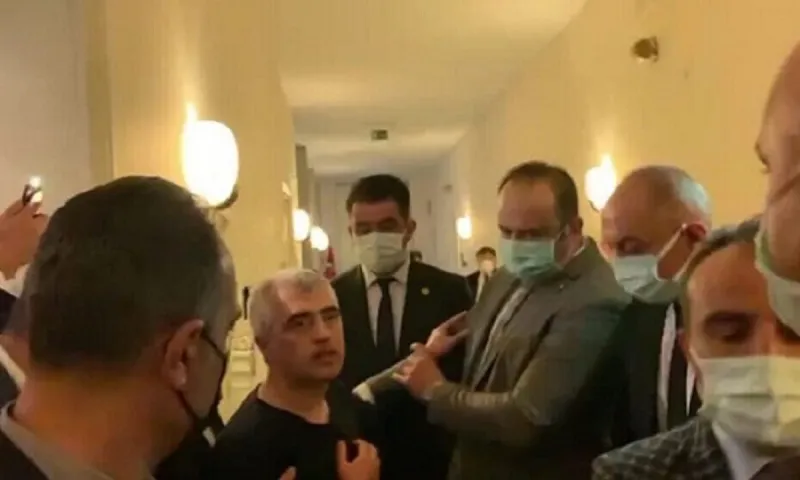 Τουρκία: Συνέλαβαν τον βουλευτή Γκεργκερλίογλου με τις πιτζάμες μέσα στη βουλή