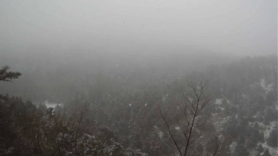 Καιρός - Live εικόνα: Χιονίζει στην Πάρνηθα - «Λευκή» 25η Μαρτίου