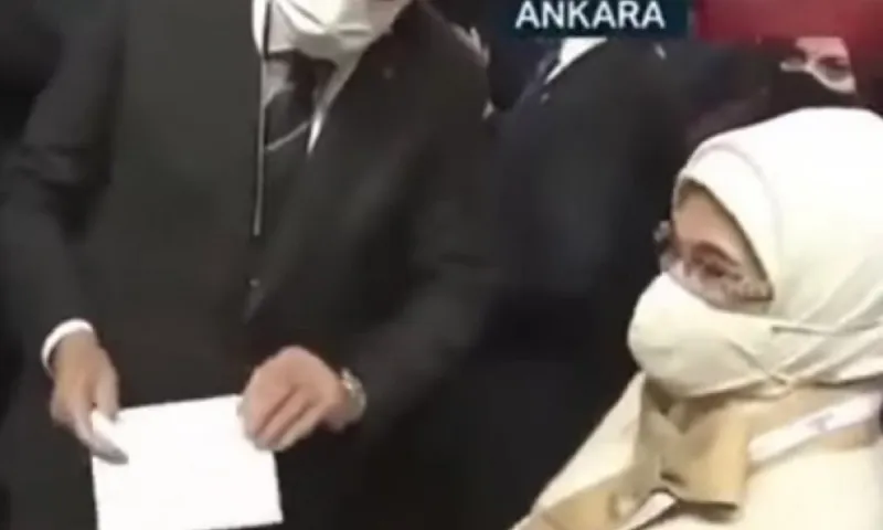 Εμινέ Ερντογάν: Αναστατώθηκε με τις εκδηλώσεις αγάπης προς τον άντρα της (vid)