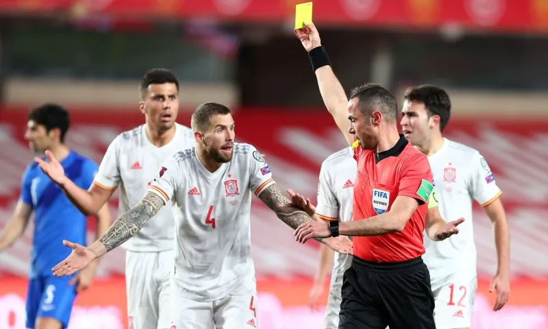 Βαρούχας: «Ήταν και κόκκινη... όχι μόνο πέναλτι του Μαρτίνεθ»