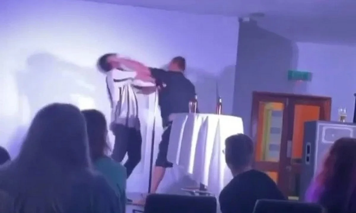 Αυστραλία: Stand-up comedian γρονθοκοπήθηκε σε live show! (vid)