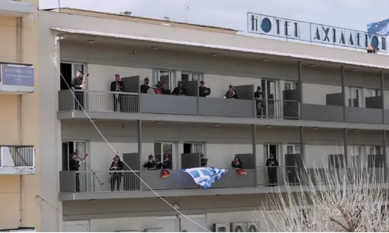 Τρίκαλα: Η φιλαρμονική παιανίζει τον Εθνικό Ύμνο από μπαλκόνια ξενοδοχείου και συγκινεί