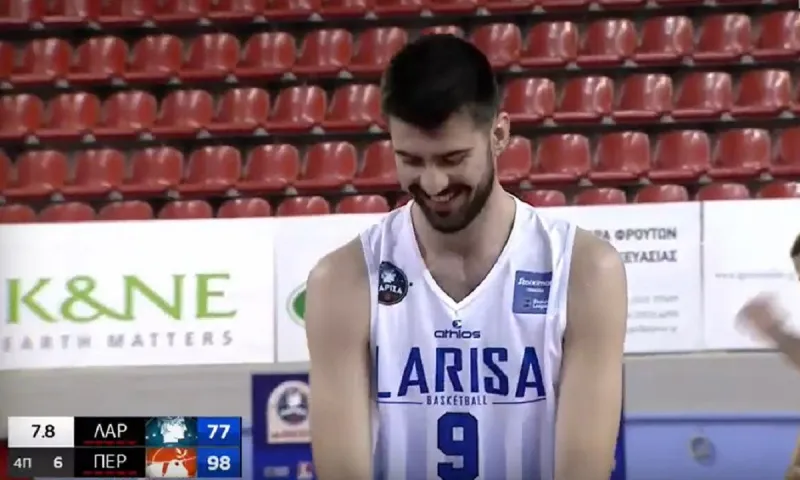 Τρομερό fair play ο Σαλούστρος: Έκανε φάουλ σε πιτσιρικά για να ευστοχήσει σε βολές! (vid)