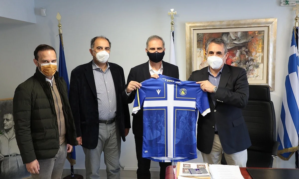 Αστέρας Τρίπολης: Η επετειακή φανέλα στον Δήμαρχο Τζιούμη