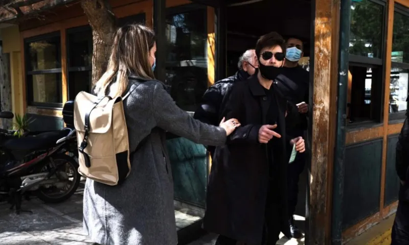 Μένιος Φουρθιώτης - Προσήγαγαν φωτορεπόρτερ του Documento που φωτογράφισε την αστυνομική του συνοδεία