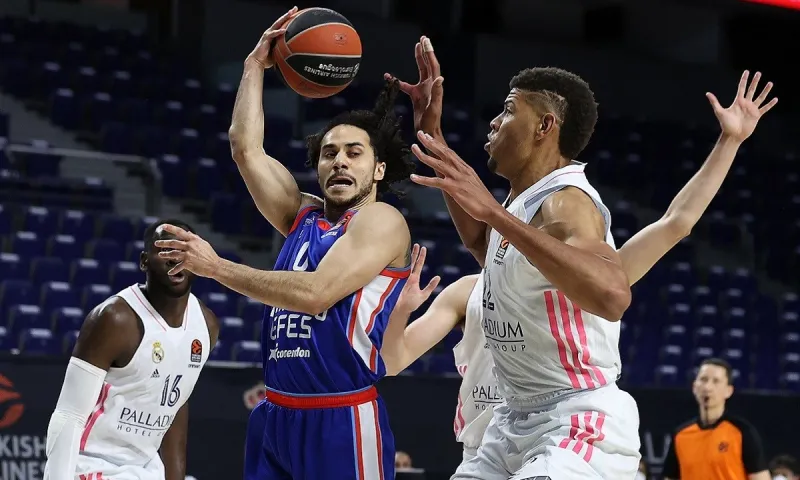Ρεάλ-Εφές 83-108: «Αγκαλιάζουν» το πλεονέκτημα οι Τούρκοι, σε δύσκολη θέση η «βασίλισσα» (vid)