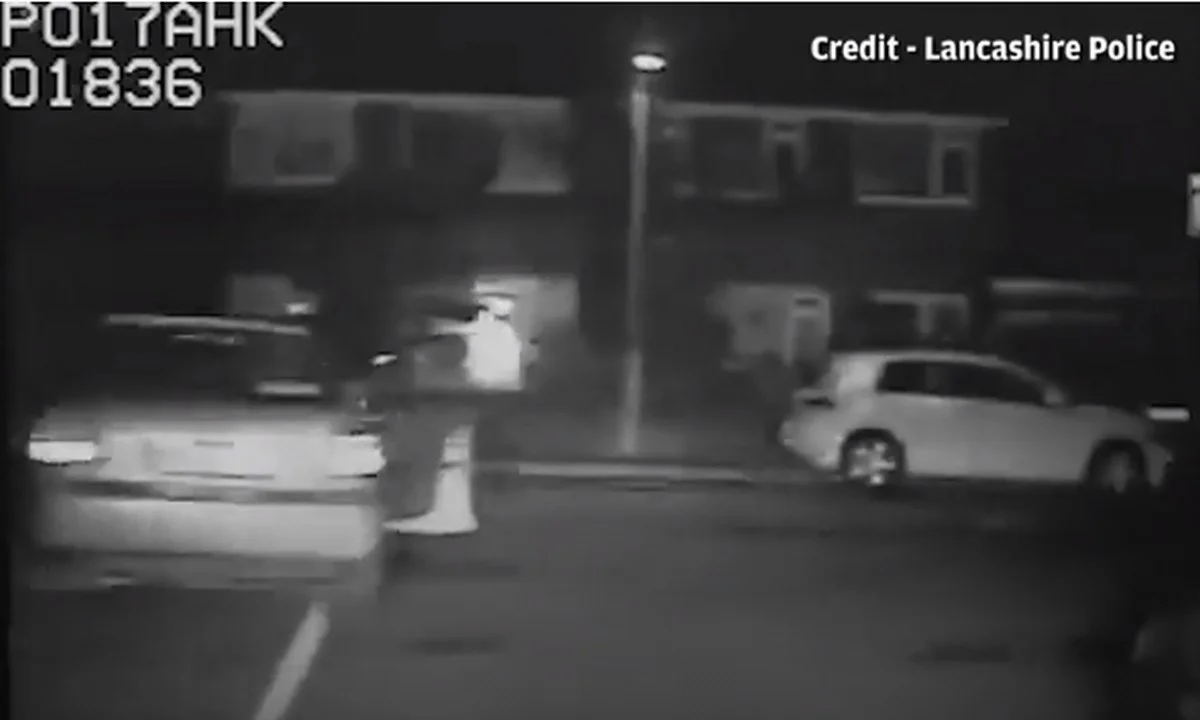 Αγγλία: Πήδηξε από το αυτοκίνητο 1 δευτερόλεπτο πρoτού τρακάρει - Video σοκ