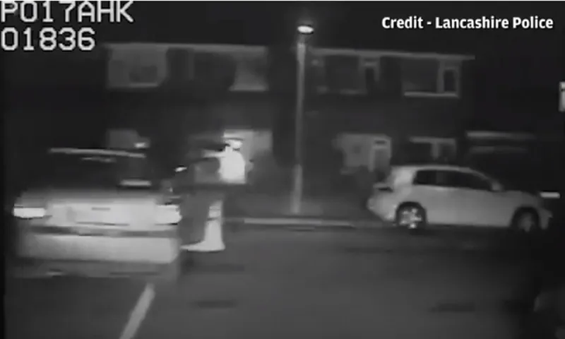Αγγλία: Πήδηξε από το αυτοκίνητο 1 δευτερόλεπτο πρoτού τρακάρει - Video σοκ