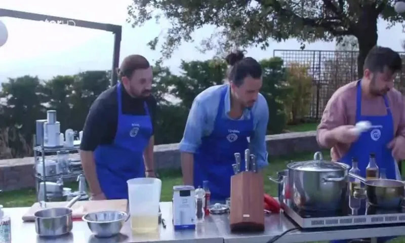 MasterChef 1/4: Απίστευτα πράγματα - Έπεσε μύγα στο ζωμό αλλά σκέφτηκε να τον σερβίρει (vid)