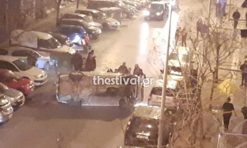 Θεσσαλονίκη - Ανατροπή αυτοκινήτου: Απεγκλώβισαν την οδηγό κι έγινε... καπνός! (vid+pics)