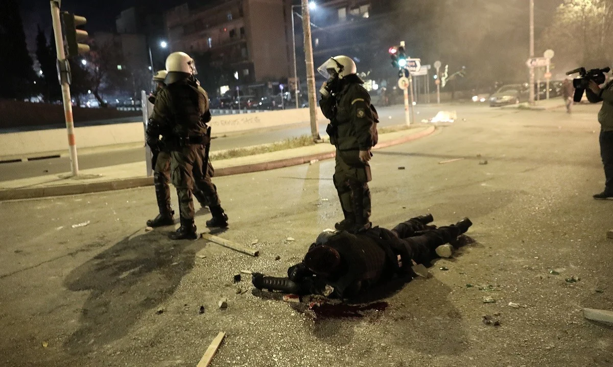 Νέα Σμύρνη - Επεισόδια: Συγκλονίζει ο αστυνομικός περιγράφοντας την επίθεση – «Πίστεψα ότι δεν θα με βρει κανείς»