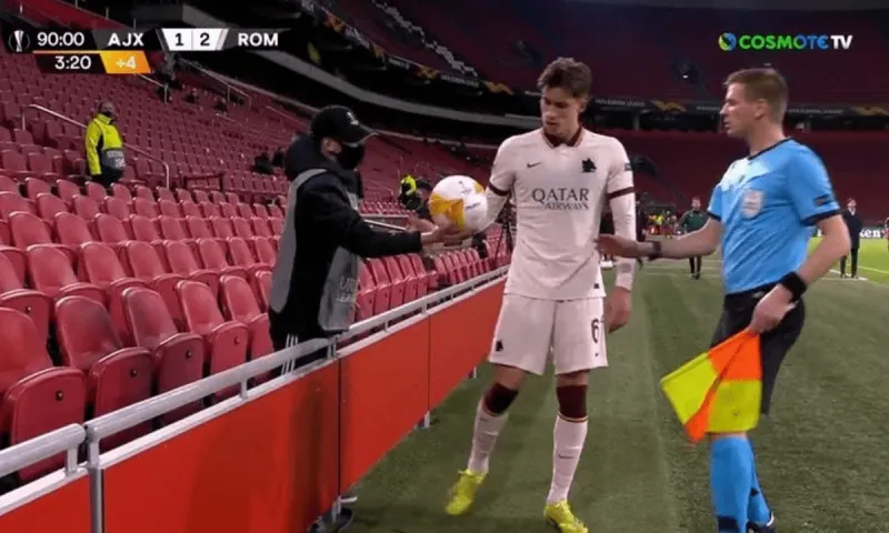 Άγιαξ - Ρόμα: Το πέταγμα της μπάλας από το ball boy και η αντίδραση του Καλαφιόρι (vid)