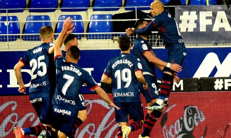 Ουέσκα - Έλτσε 3-1: Η μία σώζεται, η άλλη... καίγεται