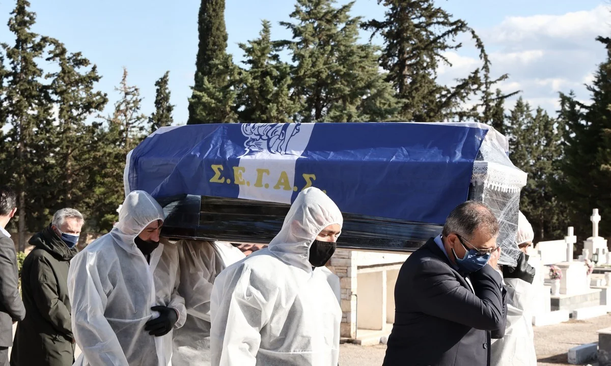 Βασίλης Σεβαστής: Σκεπασμένος με τη σημαία του ΣΕΓΑΣ στην τελευταία του κατοικία