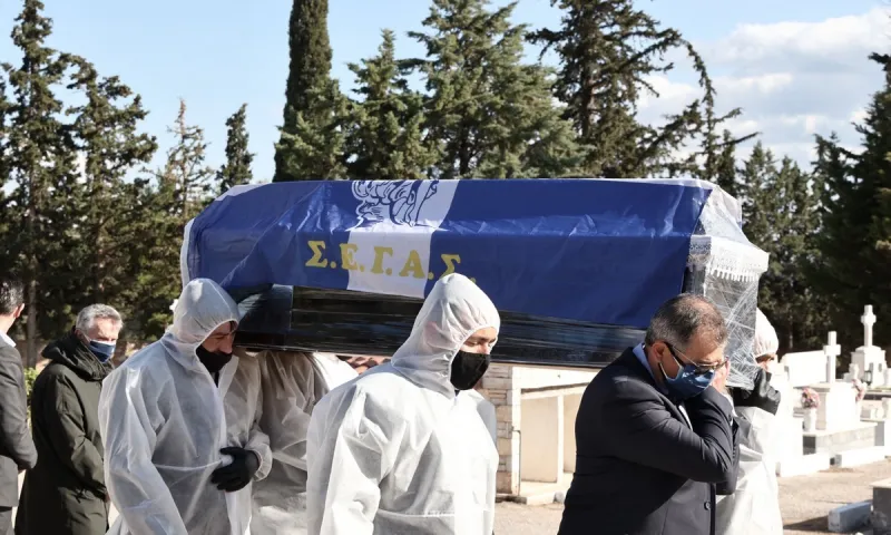 Βασίλης Σεβαστής: Σκεπασμένος με τη σημαία του ΣΕΓΑΣ στην τελευταία του κατοικία