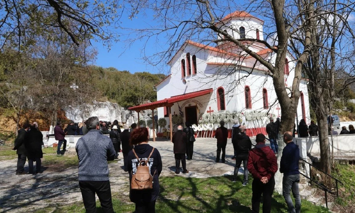 Γιώργος Καραϊβάζ - Συγκλόνισε ο γιος του στην κηδεία: «Ο πατέρας μου θα συγχωρούσε τους δολοφόνους»