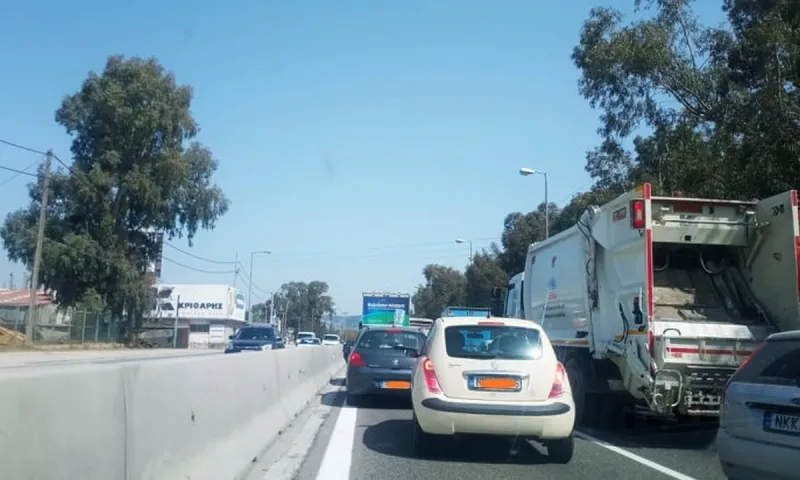 Σκαραμαγκάς: Μετανάστες έκλεισαν τον δρόμο - Ουρά μέχρι την Ελευσίνα!