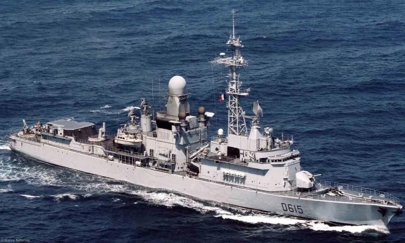 Φρεγάτες: Οι Γάλλοι έβγαλαν πάνοπλη την Jean Bart για επίδειξη στους Έλληνες ναυάρχους