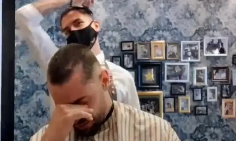 Συγκλονιστικό video: Κουρέας ξυρίζει το κεφάλι του - Αλληλεγγύη σε συνάδελφό του με καρκίνο (vid)