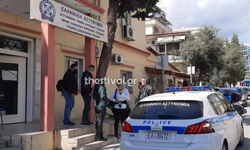 Θεσσαλονίκη: Πολίτες περικυκλώνουν περιπολικό - Δείτε το βίντεο