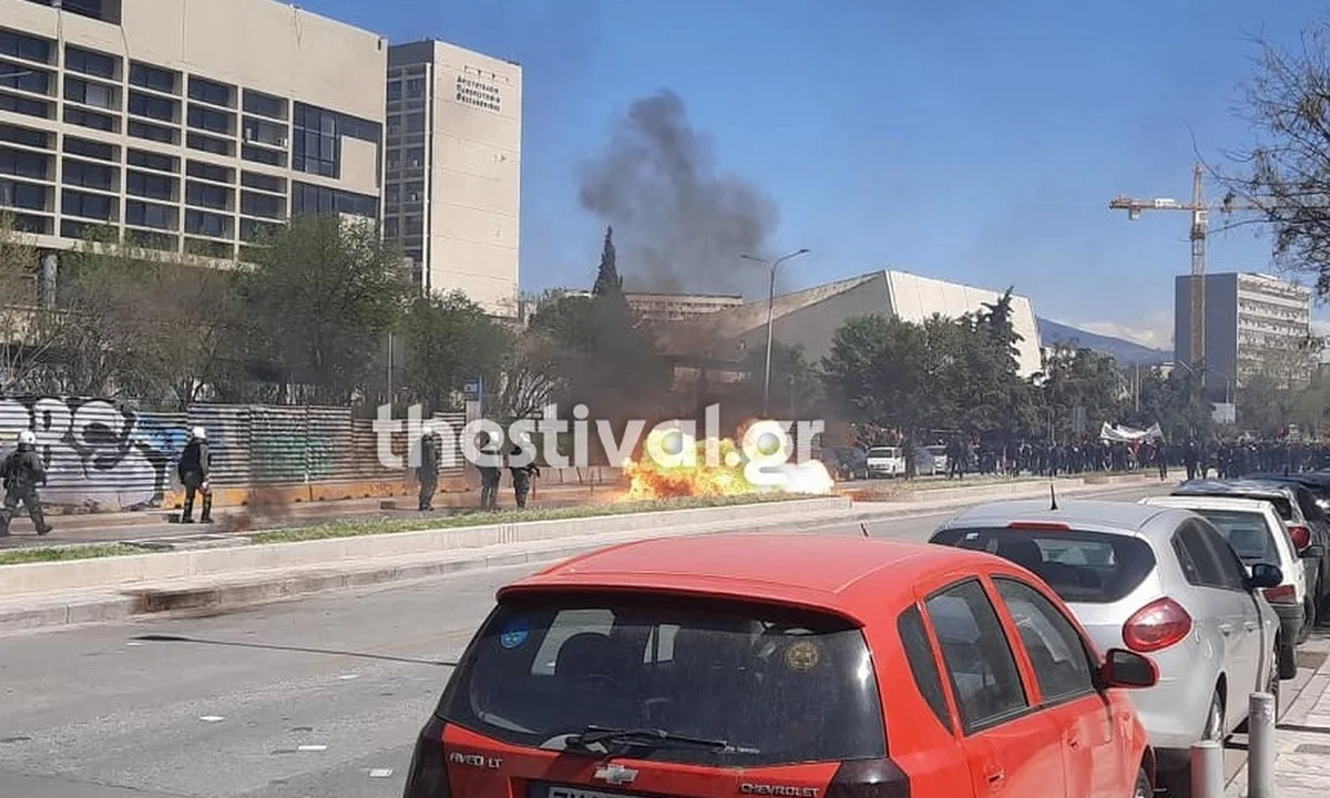 Θεσσαλονίκη: Επεισόδια με αντιεξουσιαστές και ΜΑΤ - Έπεσαν μολότοφ στο κέντρο της πόλης