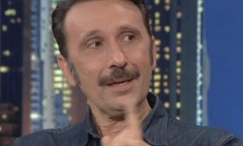 Ρένος Χαραλαμπίδης: «Η μητέρα μου έκανε τάμα για να γεννηθώ - Κανείς δεν πίστευε πως ήταν έγκυος» (vid)