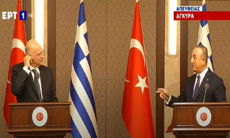 Δένδιας - Τσαβούσογλου: Πως... είδε την συνάντηση τους ο ξένος τύπος