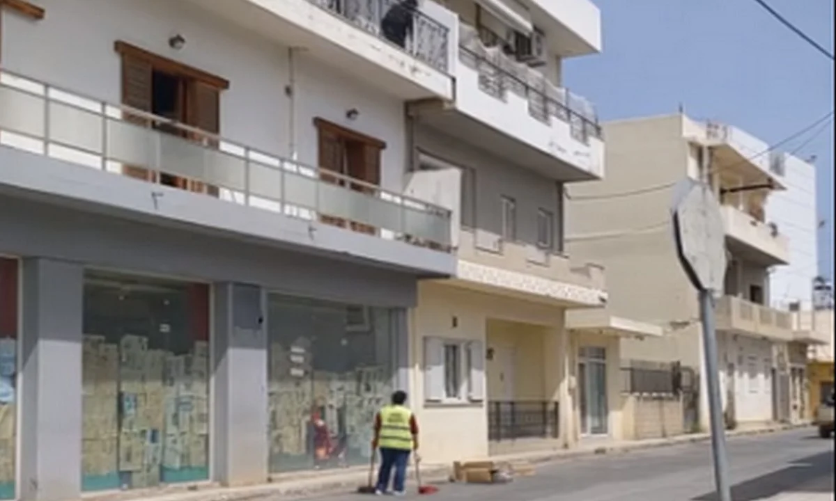Κρήτη: Ρίχνει σκουπίδια από το μπαλκόνι - Τι της είπε υπάλληλος καθαριότητας (vid)