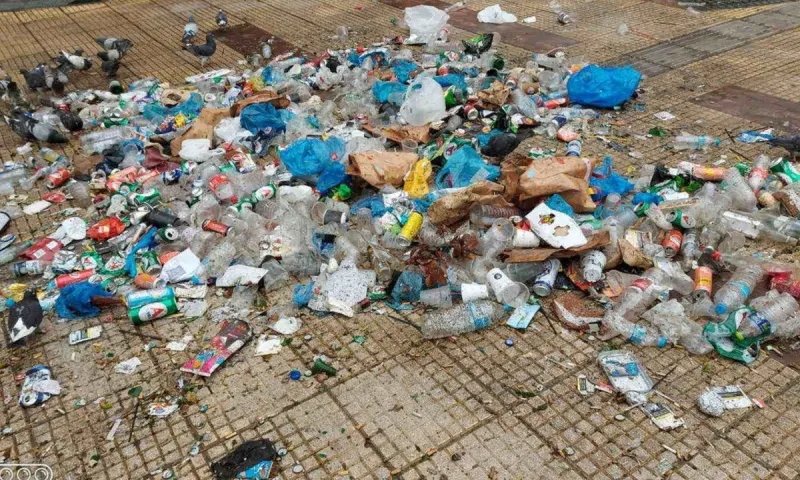 Κυψέλη: Εικόνες ντροπής μετά το πάρτι με χιλιάδες νέους (pics)