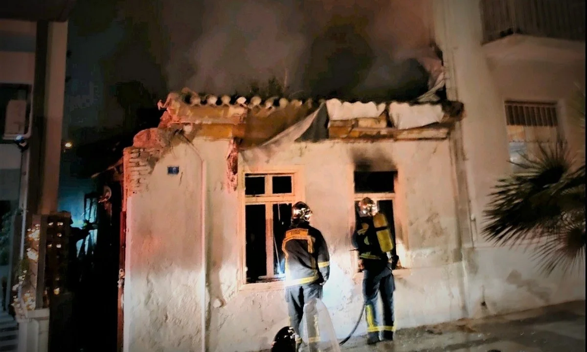 Νέα Ερυθραία - Τραγωδία: Ένας νεκρός και δύο τραυματίες από πυρκαγιά σε σπίτι (vids)