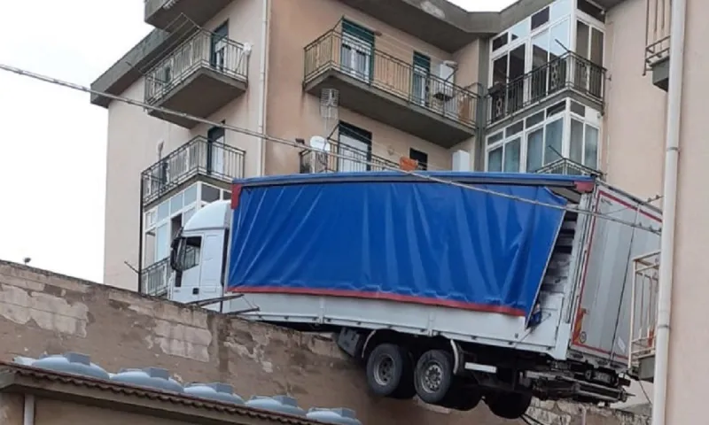 Viral: Φορτηγό...πάρκαρε σε ταράτσα κτιρίου (vid)