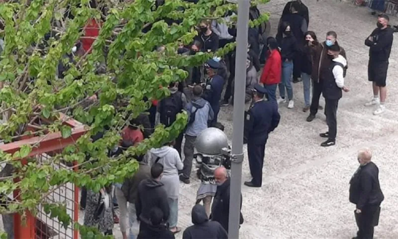 Πλατεία Βαρνάβα: Διαμαρτυρία για την παρουσία αστυνομικών