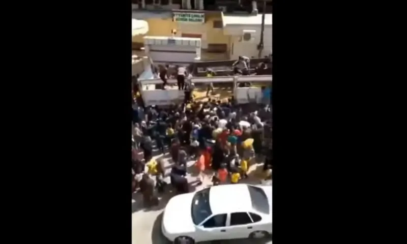 Τουρκία: Λιμοκτονεί ο λαός του Ερντογάν - Χάος σε ουρά για λίγες πατάτες! (vid)