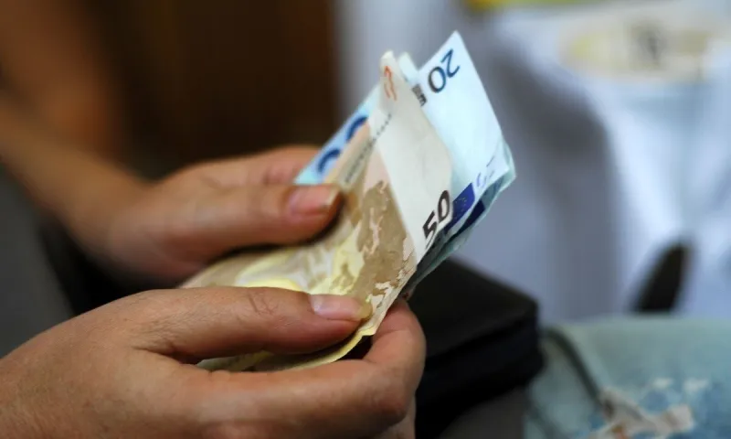 Κορονοϊός: Η πανδημία έφερε μειώσεις μισθών το 2020