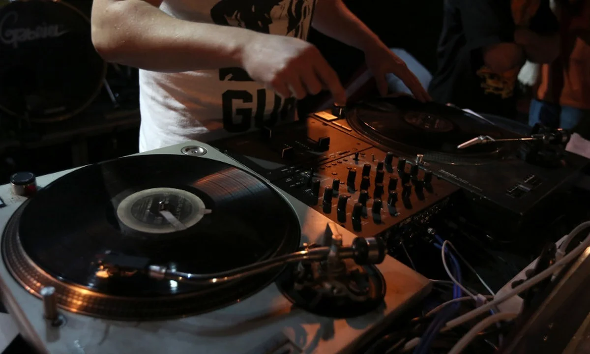 Κορωνοπάρτι: DJ εξηγεί πώς στήνονται και πόσο κοστίζουν