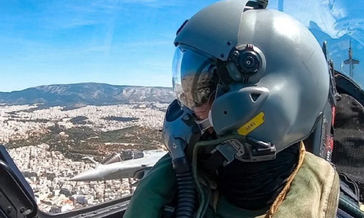 Ηνίοχος '21: Μαχητικά «σκίζουν» τον ουρανό της Αθήνας - Εντυπωσιακές εικόνες (vids+pics)