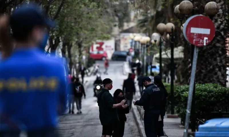 Πλατεία Βαρνάβα: Μήνυση από 42 κατοίκους για τα πάρτι: «Ναρκωτικά, σκηνικά βίας και απειλές»